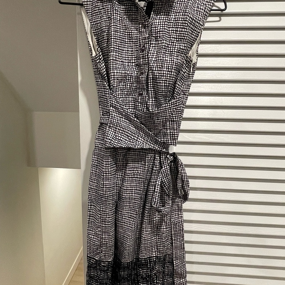 Ellen Tracy Black & White Sleeveless Tie-Waist Midi Dress